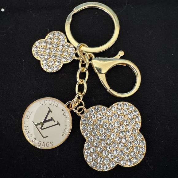 None Accessories - 🔑 NEW! Gold-Tone Clover Rhinestone Purse Charm / Keychain 🍀